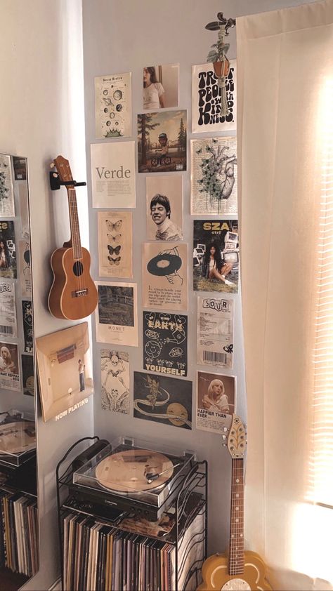 Boohoo Room Decor, Bedroom Inspirations Music Aesthetic, Bedroom Inspo Minimalist Vintage, Music Inspired Bedroom Decor, Band Posters On Wall Bedroom Aesthetic, Music Dorm Room Aesthetic, Music Aesthetic Bedroom Ideas, Music Aesthetic Decor, Music Decor Aesthetic