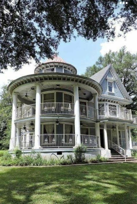 Residence Architecture, Victorian Style Homes, Victorian Mansions, Victorian Architecture, Bed Breakfast, Style At Home, Pretty House, Beautiful Buildings, Historic Homes