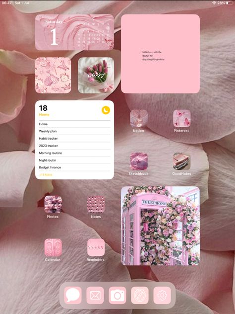 Pink Ipad Aesthetic Layout, Ipad App Layout, Ipad Home Screen Layout Aesthetic, Ipad Homescreen Ideas Pink, Homescreen Ideas Pink, Home Screen Ipad, Ipad Aesthetic Homescreen, Aesthetic Homescreen Ideas, Ipad Home Screen Layout