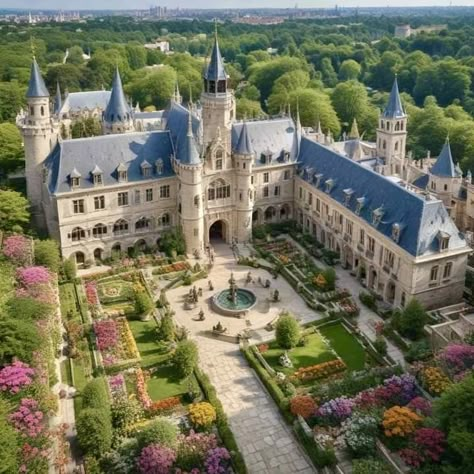 Palace Aesthetic, Castle Exterior, Castle House Design, Castle Mansion, Castle Aesthetic, House Dream, Dream Life House, Store Hacks, Royal Castles