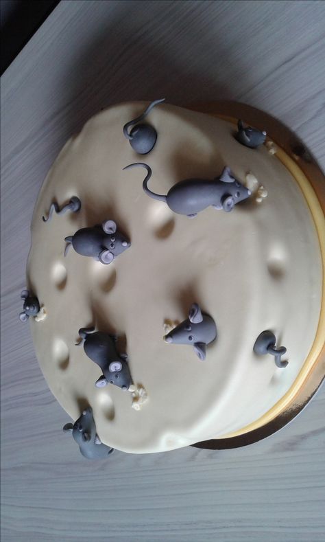 Pretty Fondant Cakes, Rat Themed Birthday Party, Rat Cakes Birthday, Rat Cakes, Fondant Mouse, Mouse Cake Ideas, Mouse Cake Design, Easy Cake Designs, Goofy Cake