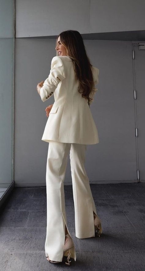 Suit 2023 Women, Glam Pants Outfit, Womens Blazer Dress, School Awards Ceremony Outfit, Unique Suits Women, Woman Suit Fashion Modern, Outfit Ideas2023, Suits For Women 2023, White Suits For Women