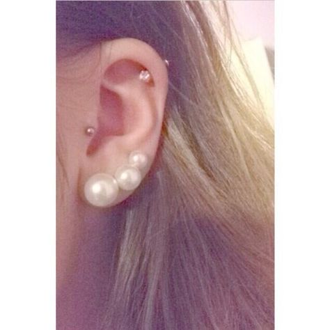 I want my three ear piercings to look like this. I just love pearl earings Three Ear Piercings Pearl, Three Piercings Ears, Piercings Ears, Three Piercings, Three Ear Piercings, Pretty Piercings, Tattoos And Piercings, Ear Piercings, Just Love