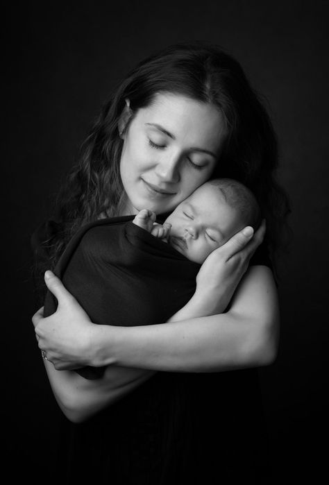 Newborn Photography Poses With Mom, Mummy And Baby Photoshoot, Mother And Newborn Photoshoot, Mummy Pose, Newborn Baby Shoot Ideas, Mom And Newborn Pictures, Baby And Mom Photography, New Borned Baby Photo, Mom And Newborn Photography