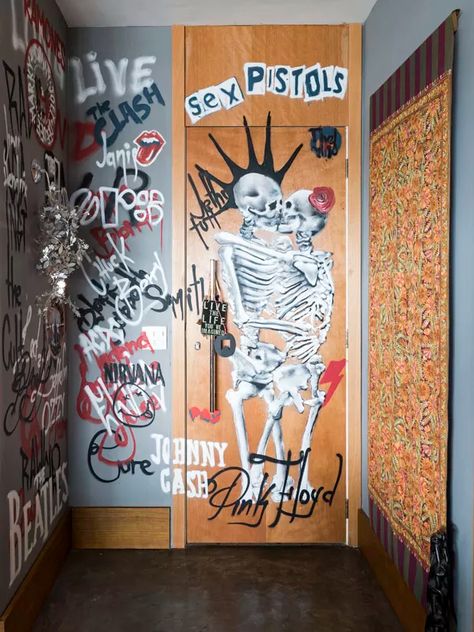 Jovem e descontraído: um apartamento zen rock and roll - Casa Vogue | Apartamentos Rock And Roll House, Grunge Apartment Aesthetic, Punk Rock Room, Rock And Roll Room, Casa Rock, Vintage Store Ideas, Punk Room, Graffiti Room, Punk Decor