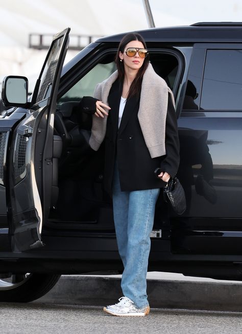 Bottega Veneta Outfit, Sneakers With Jeans, Matcha Date, Kendall Jenner Street Style, Kendall Style, Date Today, Kylie Jenner Style, Silver Sneakers, Cold Outfits