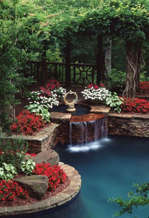 10 Trendy Swimming Pool Water Feature Ideas - Ferrari Pools Big Gardens, Garden Waterfall Ideas, Backyard Waterfall, Waterfall Ideas, Backyard Ponds, Taman Air, Diy Pond, Fountains Backyard, Cheap Ideas