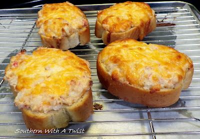 Crab Bread, Southern With A Twist, Garlic Toast, Crab Dishes, Bread Puddings, French Bread Recipe, Appetizer Sandwiches, Garlic Cheese Bread, Cheesy Garlic Bread