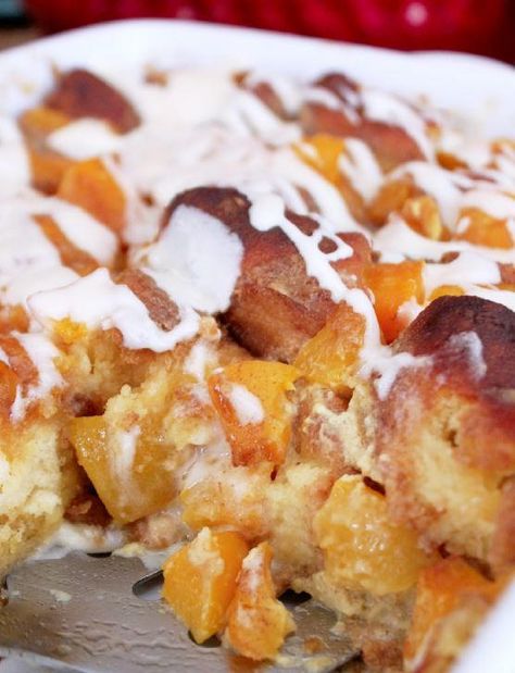 Southern Peach Cobbler Bread Pudding | Perfect peaches for those hot summer days! Peach Bread Pudding Recipe, Peach Cobbler Bread, Peach Bread Pudding, Peach Bread Puddings, Best Bread Pudding Recipe, Peach Bread, Southern Peach Cobbler, Old Fashioned Bread Pudding, Bread Puddings