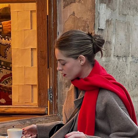 Camille on Instagram Red Scarf Outfit, Chunky Wool Scarf, Parisienne Style, Style Parisienne, Pop Of Red, Scarf Outfit, Romantic Outfit, Minimal Outfit, Red Scarves