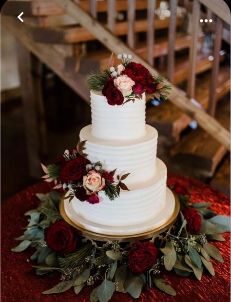 Burgundy And Champagne Wedding Cake, Red Themed Wedding Cake, Wedding Cake Designs Burgundy, Wedding Cake Burgundy Gold, Wedding Cake Christmas, Wine Wedding Cake, Mountain Reception, Sweetheart Cake, Neutral Wedding Ideas