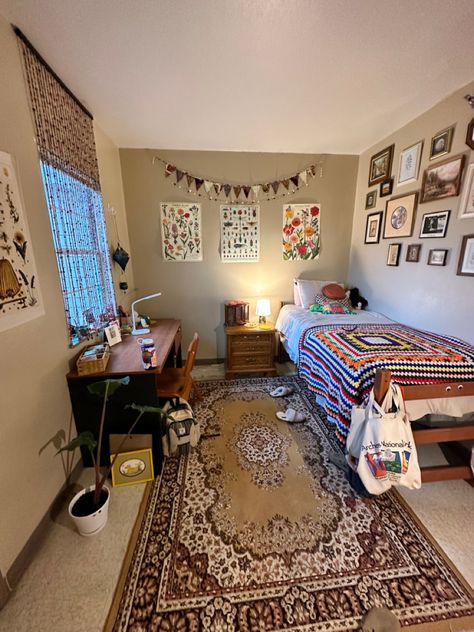 Pretty Dorm Room Aesthetic, Single Dorm Room Ideas, Cozy College Dorm, Dorm Room Shelves, Cornell College, Pretty Dorm Room, College Dorm Room Inspiration, Dream Dorm Room, Cozy Dorm Room