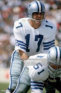 Dallas Cowboys QB Don Meredith (17) before snap during game vs New York Giants at Cotton Bowl Stadium. Neil Leifer X11906 ) New York Giants Memes, Neil Leifer, Cowboys Players, New York Giants Logo, Dallas Cowboys Players, Cowboys Cheerleaders, New York Giants Football, How Bout Them Cowboys, Nfl Football Players