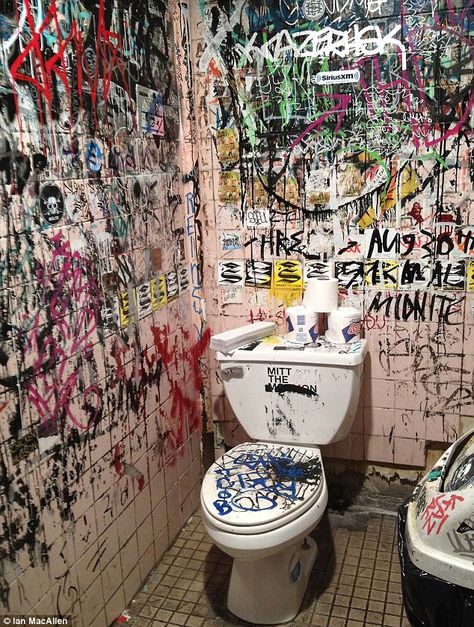 graffiti'd public toilets Brooklyn Bar, Room Grunge, Bathroom Graffiti, Chicago Magazine, Street Art News, Toilet Art, Bar Bathroom, Tumblr Rooms, Graffiti Wallpaper