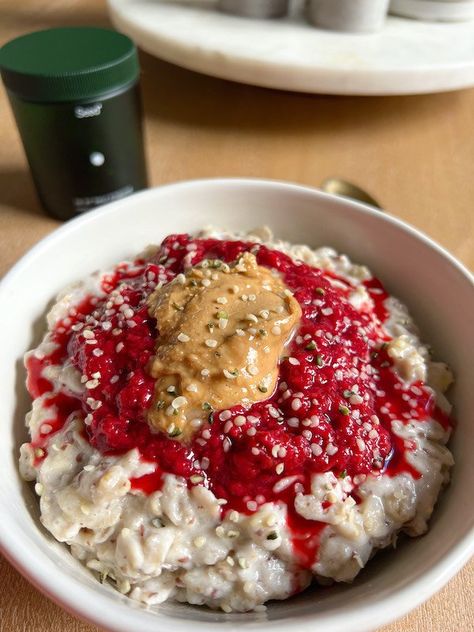 Nourishing Banana Raspberry Oatmeal | Upbeet & Kaleing It Oatmeal With Raspberries, Raspberry Porridge, Oatmeal Raspberry, Microwave Oatmeal, Best Vegan Brownies, Raspberry Breakfast, Food Essentials, Vegan Zucchini Bread, Porridge Bowl