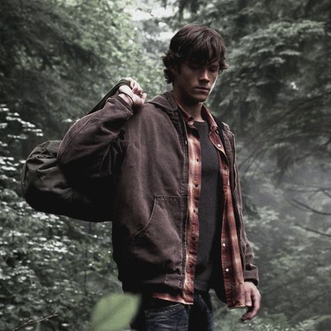 Sam Winchester Outfit, Dean Forester, Supernatural Wallpaper, Supernatural Pictures, Winchester Supernatural, Sam Dean, Supernatural Sam, Winchester Boys, Tv Supernatural