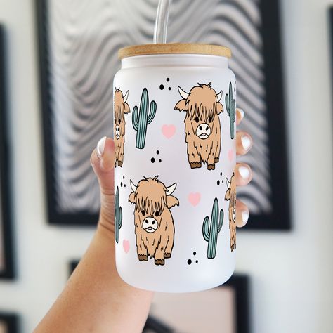 Cute cow lovers rejoice over this adorable highland cow and cactus glass can cup! Featuring boho colors and aesthetic stylings this cup is even more beautiful in person. An in-house favorite, you cannot go wrong with this one! - High quality printed decal, not made of vinyl -Comes with lid, straw, and straw cleaner -Bamboo lid with silicone to prevent spilling -16oz thick glass -Fits in cup holders -16oz/20oz/40oz Includes Glass Straw and Bamboo Lid -17oz Glass Mugs Include Plastic Straw and Bam Glass Cup With Lid, Coffee Glass Cup, Trendy Water Bottles, Cowgirl Accessories, Cup With Lid And Straw, Cute Coffee Cups, Straw Cleaner, Cow Gifts, Pretty Cups