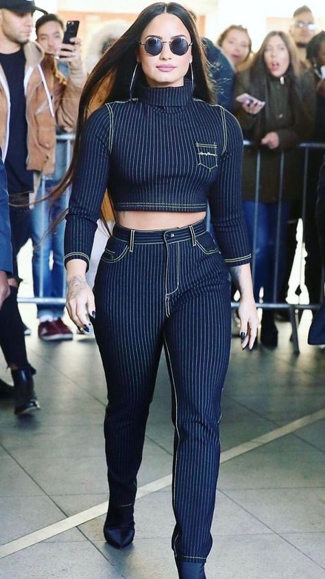 Demi Lovato Demi Lovato Style Outfits, Demi Lovato Dress, Demi Lovato Style, Classy Edgy, Elegante Casual, Famous Stars, Girl Crushes, Demi Lovato, Style Outfits