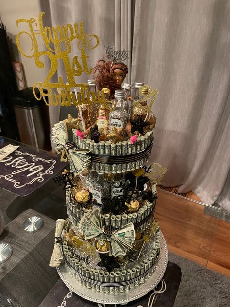 Birthday Money Cake Ideas, Money Cake Ideas, Birthday Money Cake, Alcohol Gift Ideas, Alcohol Bouquet, Beer Bouquet, Guys 21st Birthday, Money Cake, Money Bouquet