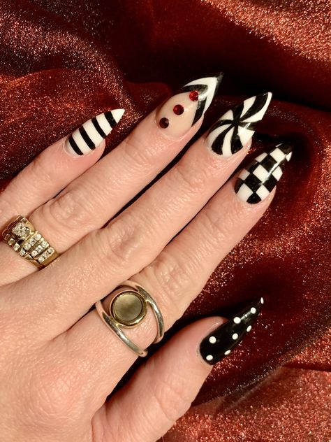 Harlequin Nails Designs, Jester Nail Art, Clown Nail Art Halloween, Clown Inspired Nails, Circus Themed Nails, Black And White Clown Nails, Clown Nails Halloween, Clown Core Nails, Short Clown Nails