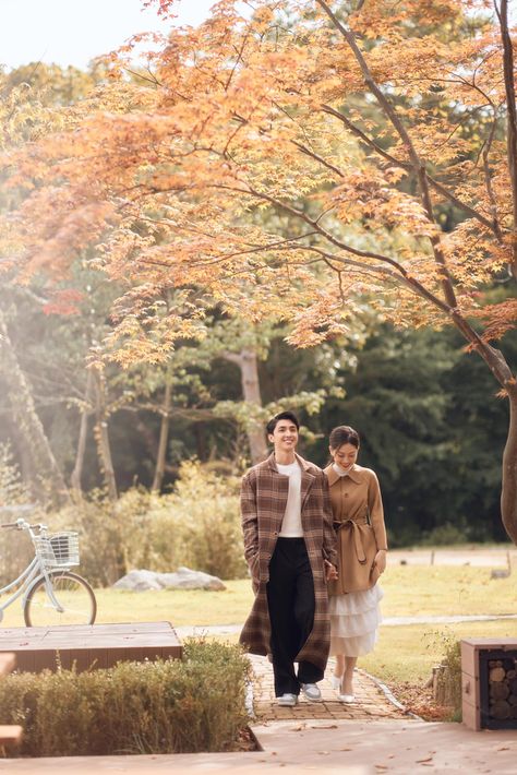 Spring Outfits Japan, Young Couples Photography, Autumn Photography Portrait, Japan Photoshoot, Japan Autumn, Pre Wedding Photoshoot Outfit, Engagement Photo Poses, Wedding Mood Board, Pre Wedding Photos