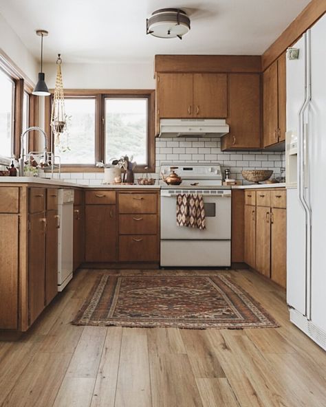 Brown Cabinets Farmhouse Kitchen, House With No Dining Room, Boho Kitchen Brown Cabinets, Natural Wood Cabinets Kitchen, Wood Cabinets Kitchen, Kitchen With Wood Cabinets, Kitchen Wood Cabinets, Hygge Kitchen, Bungalow Kitchen