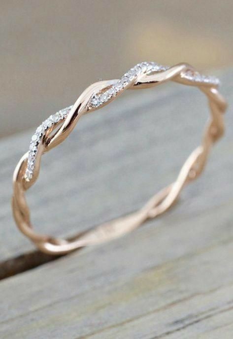 For stylin' pins follow me @fashionably chic💕 Womens Rings Simple, Rose Gold Wedding Band, Antique Engagement Ring, Zierlicher Ring, Everyday Rings, Rose Gold Engagement, Fashion Ring, Rose Gold Wedding, Gold Wedding Band