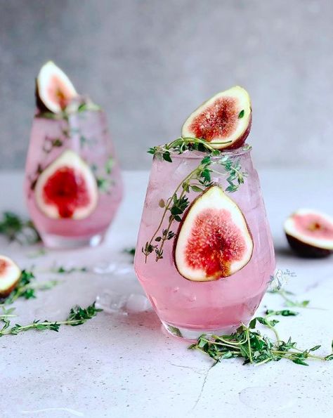 Figetmenot 🌸 Pink Gin served with homemade lower sugar fig syrup and sugar free tonic water. 🌸 Garnish with fresh figs and Thyme Fig Syrup, Decorações Com Comidas, Pink Gin, Fancy Drinks, Fresh Figs, Pretty Drinks, Tonic Water, Snacks Für Party, Syrup Recipe