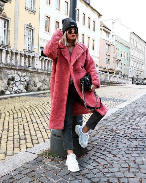 Winter look | Teddy coat | Street Style | Pink Teddy coat | Inspiration | Winter outfit @something_new_me Pink Teddy Coat Outfit, Teddy Coat Street Style, Pink Coat Outfit, Teddy Coat Outfit, Pink Teddy Coat, Winter Mode Outfits, Chique Outfit, Coat Street Style, Coat Outfit