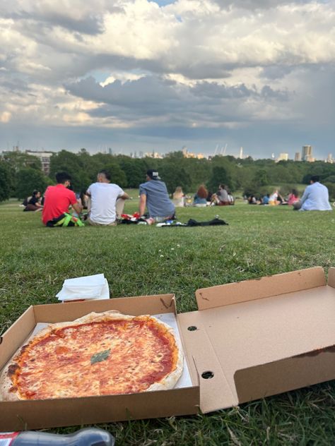 #primrosehill #aesthetic #picnic #london #picnicfoodideas #pizza #margarita #pizzaday #picnicday #picnicinthepark #picnicsetup #picnicaesthetic London Picnic Aesthetic, Picnic London, London Picnic, Pizza Picnic, Pizza Margarita, Aesthetic Picnic, Aesthetic London, Picnic Aesthetic, London Aesthetic