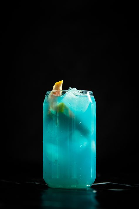 Blue – Gin, Blue Curacao, grapefruit and delicious Radler cocktail! Blue Alcoholic Drinks, Classic Vodka Cocktails, Culture Recipes, Electric Lemonade, Liquid Culture, Blue Gin, Mixology Drinks, Cocktail Pictures, Chill Night