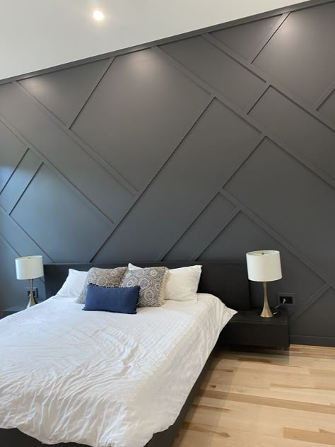 Feature Wall Master Bed, Bathroom Decor Ideas Pink, Wallpaper Bedroom Feature Wall, Minimalist Bathroom Decor, Black Bedroom Design, Feature Wall Bedroom, House Wall Design, House Interior Design Styles, Family Room Walls