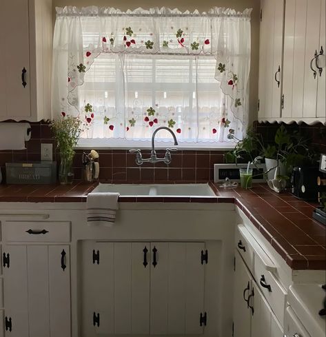 kitchen Cottagecore Curtains, Vintage Style House, Cottagecore Home Decor, Cottagecore Home, Cool Room Decor, 70s Home, Retro Diner, Tiny House Interior, Pretty Room