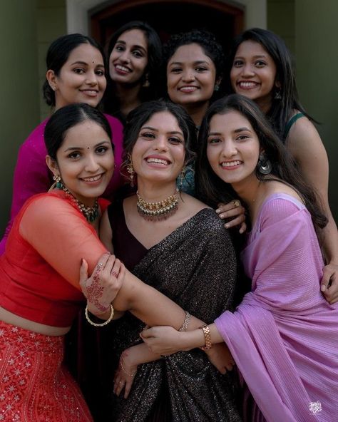 Group Pics In Sarees, Saree Poses Group Photoshoot Ideas, Group Photo Poses Traditional, Onam Saree Group Photo, Marriage Poses With Friends, Saree Group Photoshoot, Saree Poses With Friends Photoshoot Ideas At Home, Group Photo Poses In Saree, Saare Poses With Friends