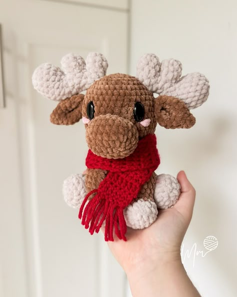 I’m a firm believer that Christmas starts once the Thanksgiving feast is over. However, I have a Holiday market the first weekend of November, so that won’t stop me from prepping Christmas plushies. Pattern by @kcjo.designs #crochet #moose #holiday #christmas #amigurumi Crochet Thanksgiving Amigurumi, Christmas Crochet Patterns Amigurumi, Amigurumi Moose Free Pattern, Christmas Amigurumi Crochet, Cute Crochet Ideas Christmas, Crochet Winter Animals, Chunky Yarn Crochet Animals, Free Crochet Turkey Pattern, Christmas Crochet Market Ideas