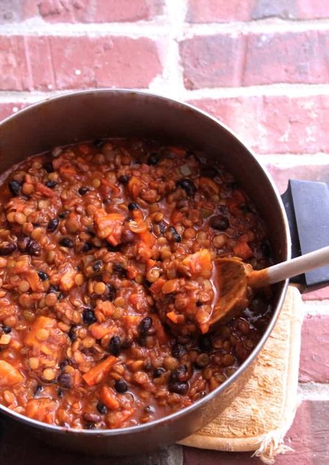 This sweet potato, black bean, and lentil vegetarian chili is healthy & hearty– you'll never miss the meat! Sweet potato chili is healthy comfort food at its finest. Black Bean Lentil, Sweet Potato Chili Vegetarian, Potato Chili Recipe, Winter Chili, Lentil Chili Recipe, Sweet Potato Chili Recipe, Vegetable Entrees, Potato Chili, Sweet Potato Black Bean