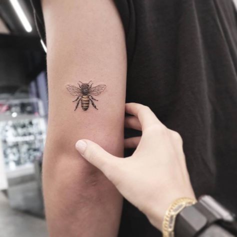 Tatoo Dog, Tricep Tattoos, Bee Tattoos, Honey Bee Tattoo, Tattoos Inspiration, Creative Tattoo, Body Decor, Tattoo Prices, Bee Tattoo