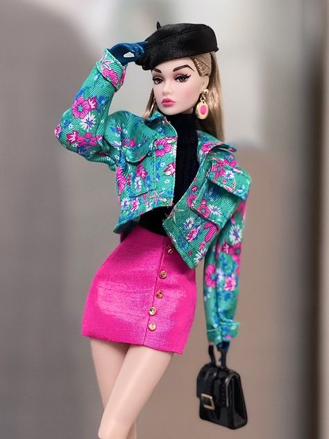 Pretty Pink Poppy Parker takes a walk on Paris street in her colorful and chic outfit. Paris In The Spring, Barbies Pics, Pink Poppy, Barbie Dolls Diy, Barbie Fashionista Dolls, Diva Dolls, Crochet Barbie Clothes, Color Blocking Outfits, Fancy Sarees Party Wear