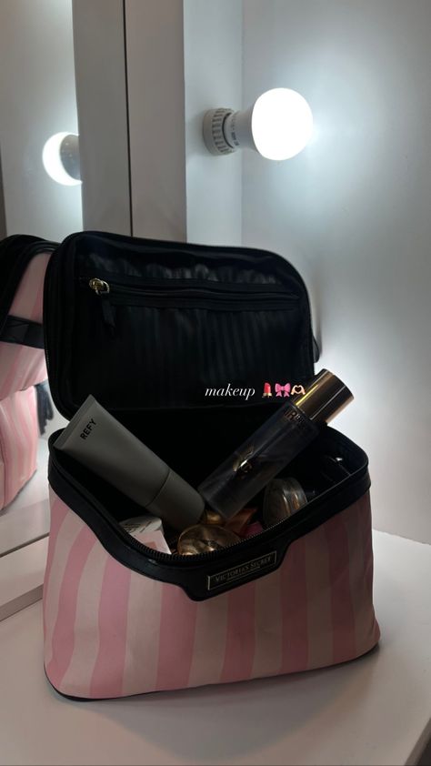 Victoria Secret Makeup Bag, Makeup Bag Aesthetic, Victoria's Secret Aesthetic, Rangement Makeup, Makeup Collection Goals, Makeup Vs No Makeup, Victoria Secret Makeup, Pink Aura, Vogue Beauty