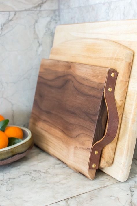 Leather Strap Towel Holder, Charcuterie Board Designs Diy, Charcuterie Board Diy, Diy En Cuir, Wood Trays, Leather Kitchen, Into The Wood, Wooden Projects, Leather Projects