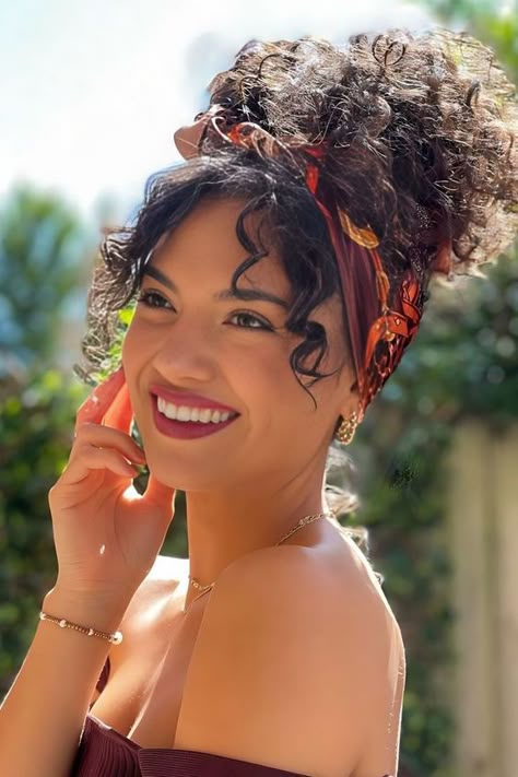 #Scarf #Hairstyles Bandana Hairstyles For Curly Hair, Curly Hippie Hairstyles, Curly Hairstyles With Bandanas, Curly Hair With Scarf, Curly Hair Scarf Styles, Ribbon Hairstyle Aesthetic, Headwrap Hairstyles, Curly Heads, Κούρεμα Bob