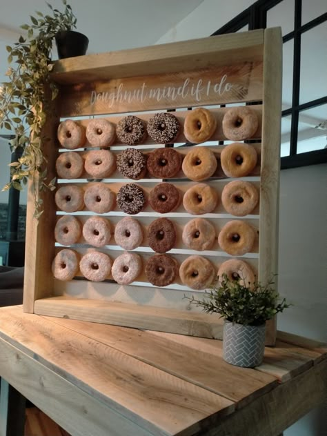 Cupcake And Donut Wedding Display, Table Top Donut Wall, Rustic Donut Wall, Crisp Wall Wedding, Snack Table Decor, Wedding Sweets Table Ideas, Donut Display Ideas, Diy Doughnut Wall, Wedding Food Tables