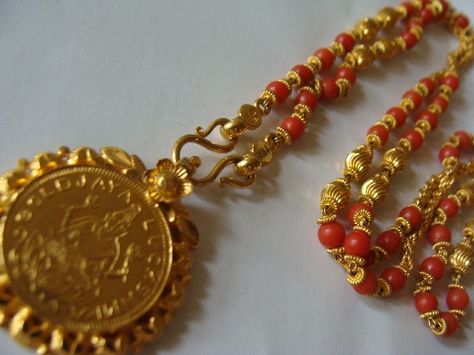 Small Coral Beads Jewellery, Coral Gold Chain, Bangel Design, Coral Jewellery, Coral Jewelry Set, Temple Jewelry Necklace, Gold Jewelry Outfits, Coral Design, Gold Mangalsutra Designs