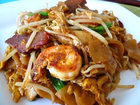 Flat Noodles Recipe, Char Kway Teow Recipe, Singapore People, Barbecue Spare Ribs, Noddle Recipes, Singapore Recipes, Flat Noodles, Mee Goreng, Malaysian Recipes