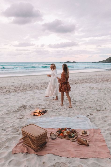 Millie BJ on Twitter: "#Dinner will be perfect for catching up. #Evening #picnic on the beach perhaps? Have a beautiful day #dear #BFF ! ☕️☀️💐🍃💜 #ArtsandScents @FragranceWings #MillieTv… https://t.co/NWuF5AlSGG" Beach Photography Ideas, Picnic Pictures, Picnic Inspiration, Winter Sunset, Tropical Beaches, Sopot, Beach Poses, Beach Photoshoot, Beach Picnic