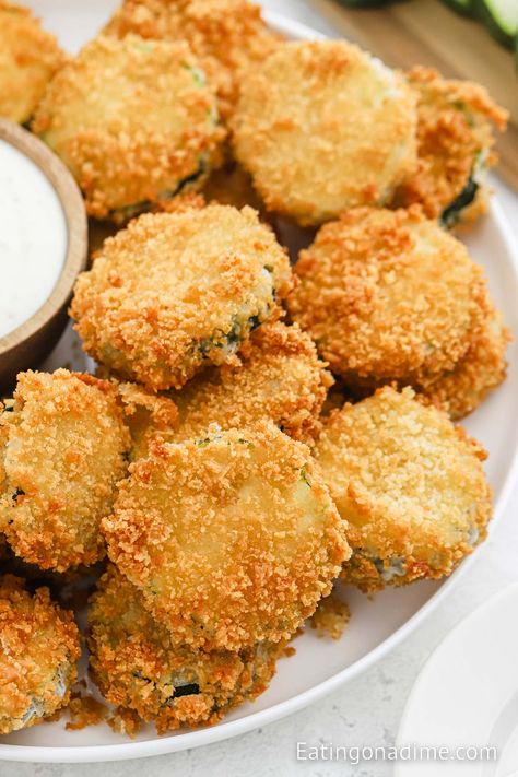 Fried Zucchini Fried Zucchini Recipe, Fried Banana Recipes, Fried Zucchini Recipes, Zucchini In The Oven, Quick Bread Recipes Easy, Eating On A Dime, Fried Zucchini, Easy Peasy Recipes, Zucchini Recipe