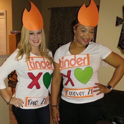 Tinder Dates Halloween Costumes! Made in 10 minutes!! Definitely a head turner at any Costume function!! Date Halloween Costumes, Double Date Halloween Costumes, Box Halloween Costumes, Tinder Costume, Sushi Halloween Costume, Sushi Halloween, Last Minute Kostüm, Boxing Halloween Costume, Halloween Date