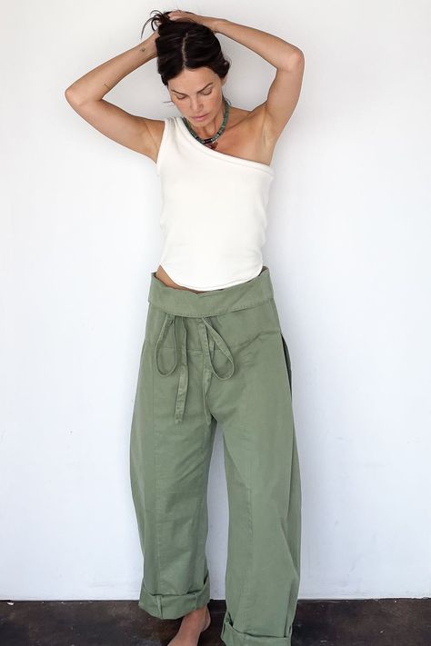 Fisherman Aesthetic, Fisherman Outfit, Simple Work Outfits, Type Of People, Pant Design, Moda Hippie, Fisherman Style, Army Green Pants, Fisherman Pants