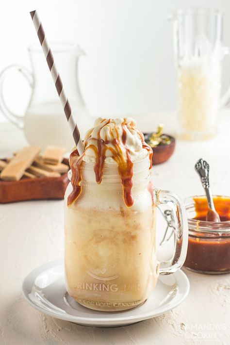 Salted Caramel Milkshake, Raspberry And White Chocolate Cupcakes, Caramel Milkshake, Cupcake Vintage, Caramel Drinks, Fancy Ice Cream, Salted Caramel Coffee, Homemade Frappuccino, Ice Cream Shake