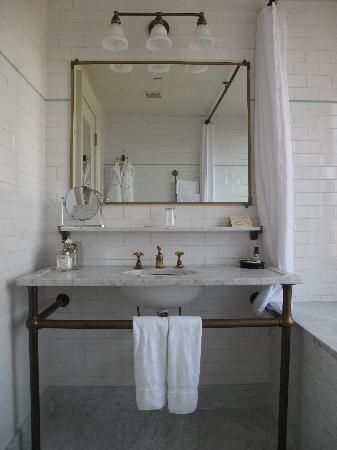 The Bowery Hotel: Bathroom, where the tub was placed by the window so you could look out over the city! Bowery Hotel, Modern Style Decor, Rustic Window, Rustic Bathrooms, Subway Tiles, Bathroom Windows, Trendy Bathroom, Bath Room, Bathroom Renos